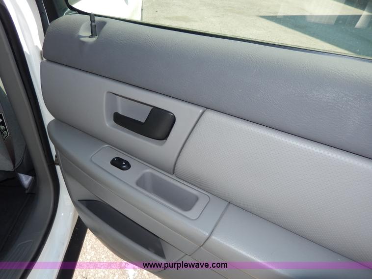 image for item H9734 2003 Ford Taurus SE