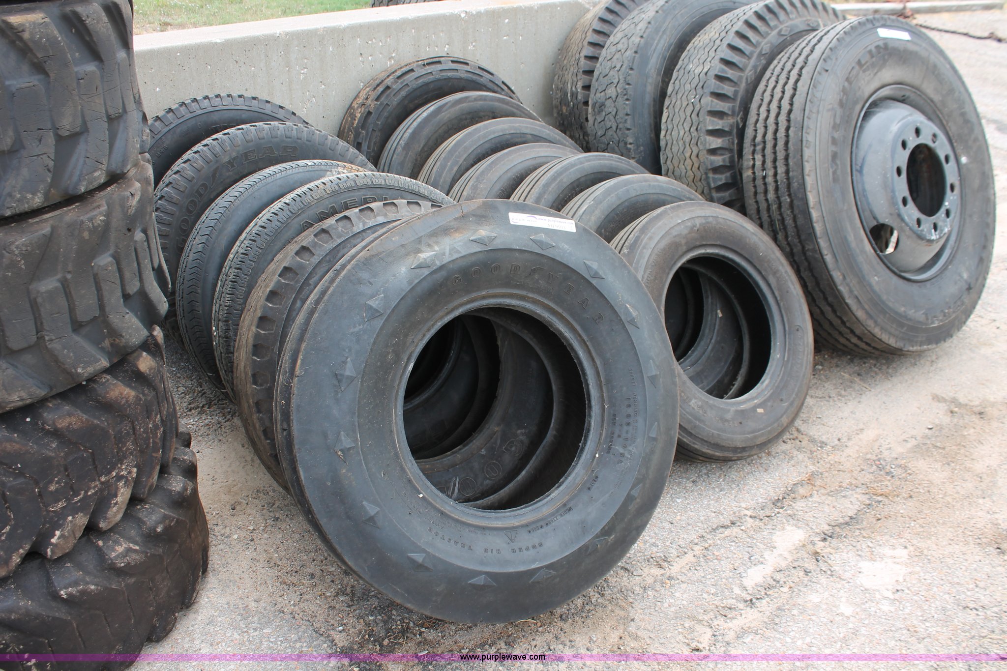 Assorted used tires in Wichita, KS Item AN9503 sold Purple Wave