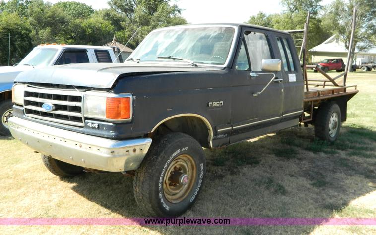 image for item D6033 1989 Ford F250 HD SuperCab flatbed truck