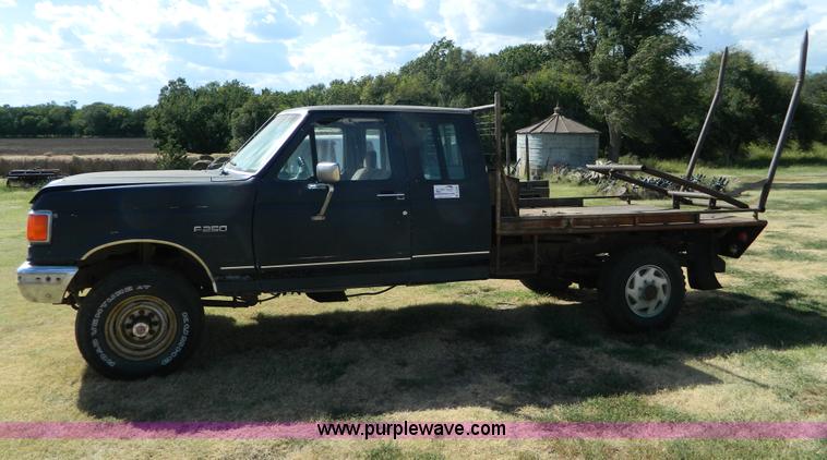 image for item D6033 1989 Ford F250 HD SuperCab flatbed truck