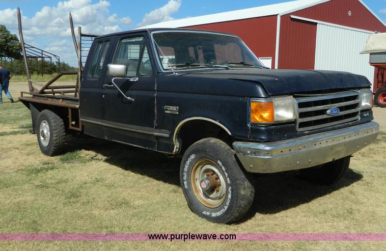 image for item D6033 1989 Ford F250 HD SuperCab flatbed truck