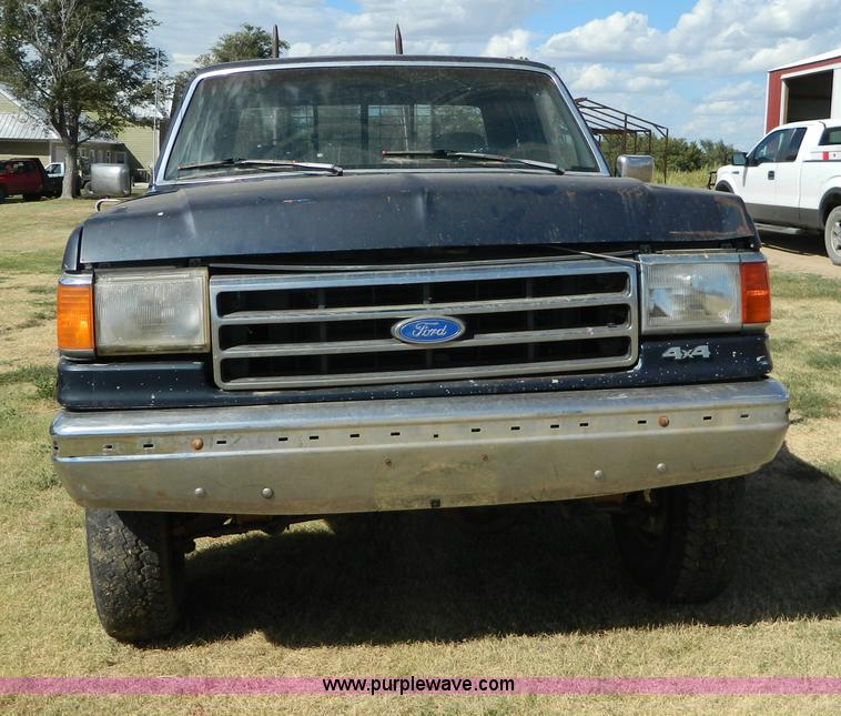 image for item D6033 1989 Ford F250 HD SuperCab flatbed truck