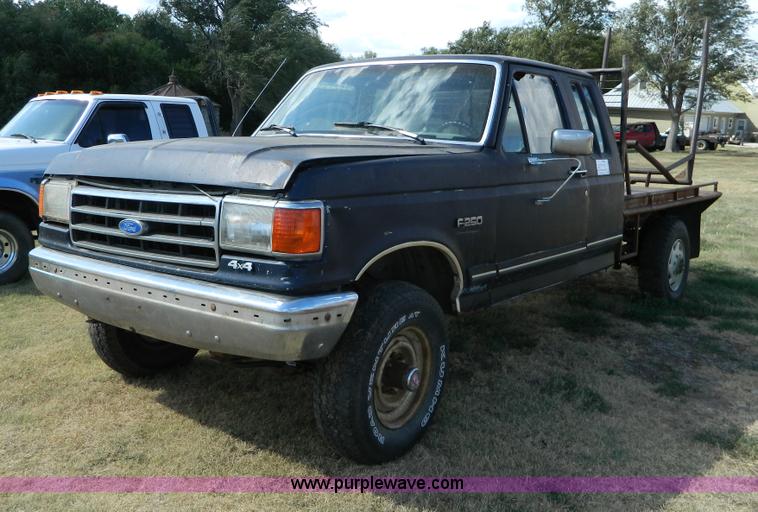 image for item D6033 1989 Ford F250 HD SuperCab flatbed truck