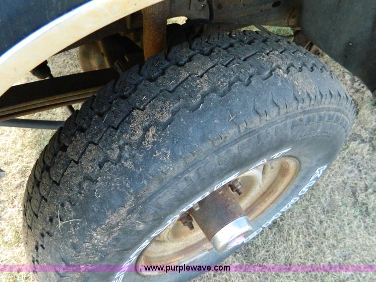 image for item D6033 1989 Ford F250 HD SuperCab flatbed truck