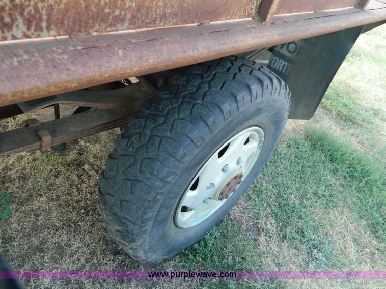 image for item D6033 1989 Ford F250 HD SuperCab flatbed truck