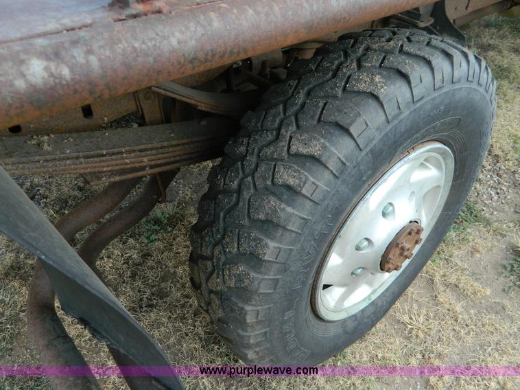 image for item D6033 1989 Ford F250 HD SuperCab flatbed truck