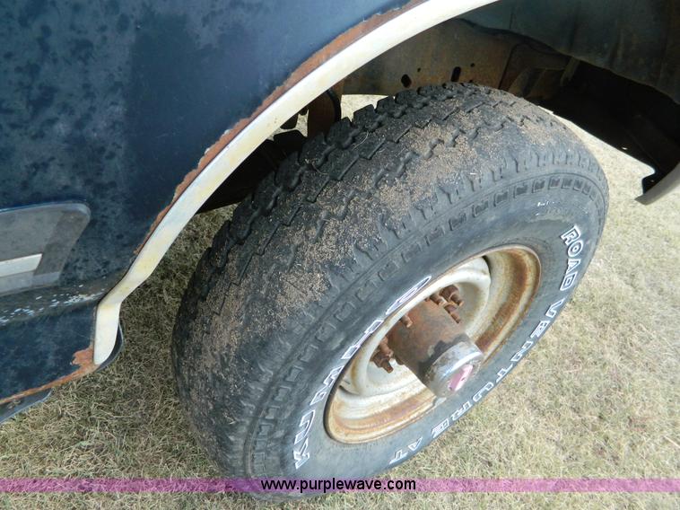 image for item D6033 1989 Ford F250 HD SuperCab flatbed truck