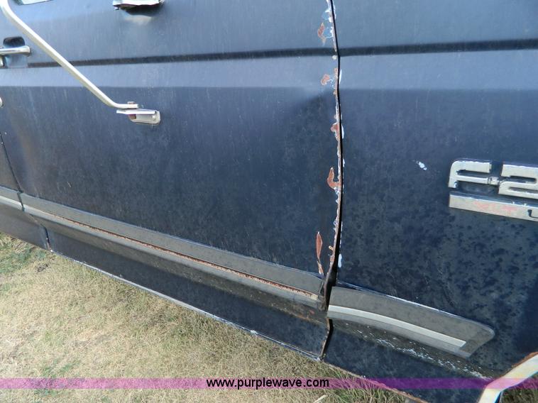 image for item D6033 1989 Ford F250 HD SuperCab flatbed truck