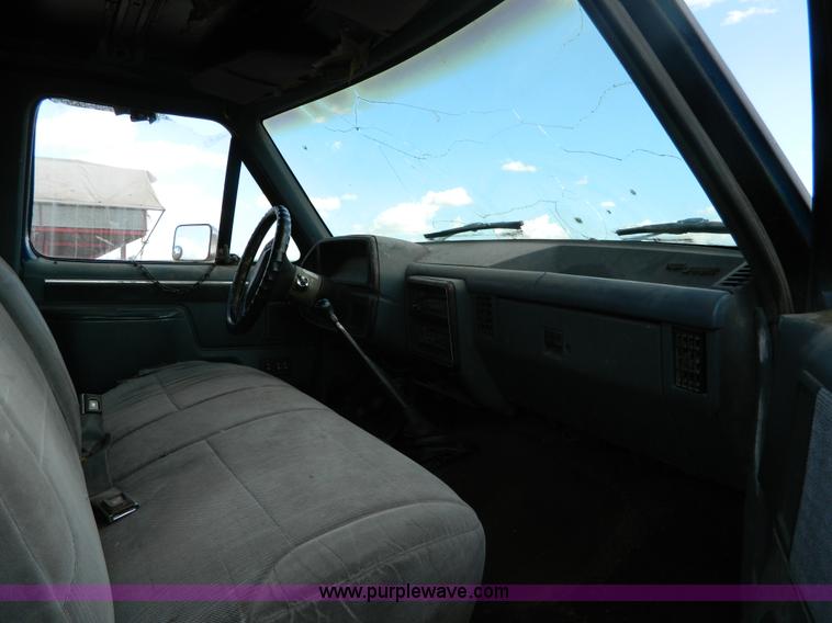 image for item D6033 1989 Ford F250 HD SuperCab flatbed truck