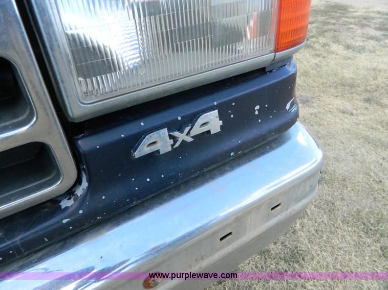 image for item D6033 1989 Ford F250 HD SuperCab flatbed truck