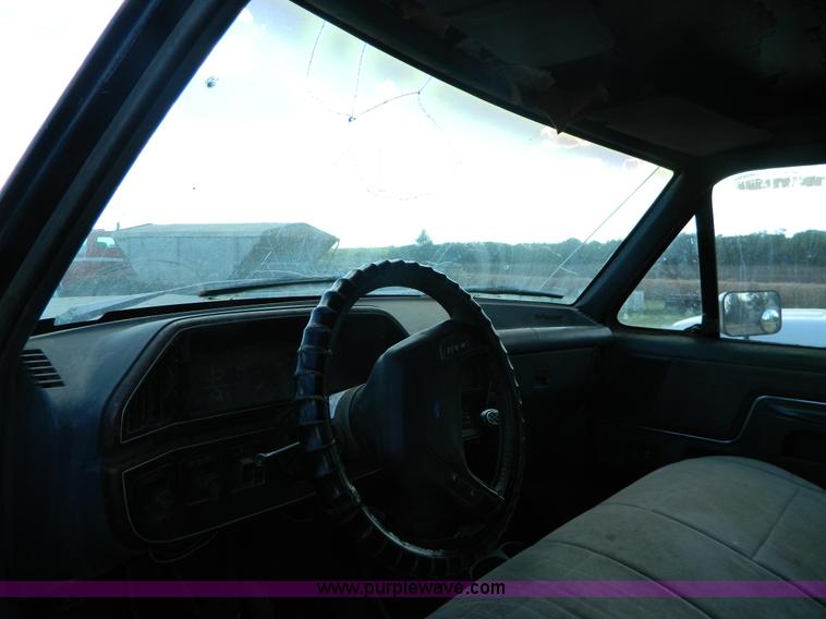 image for item D6033 1989 Ford F250 HD SuperCab flatbed truck