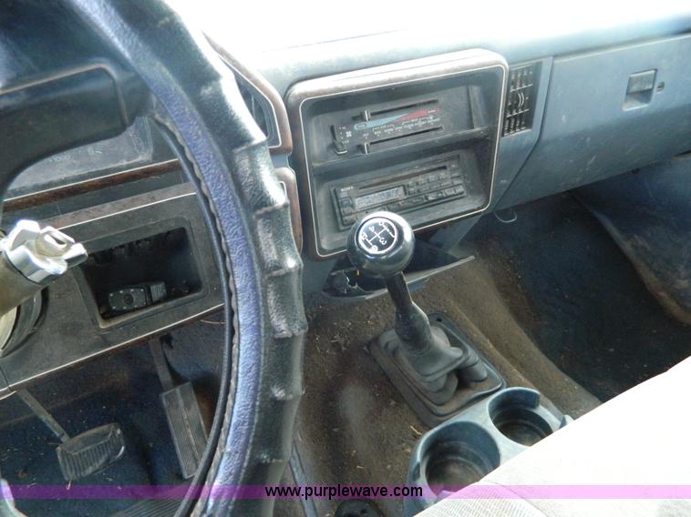 image for item D6033 1989 Ford F250 HD SuperCab flatbed truck