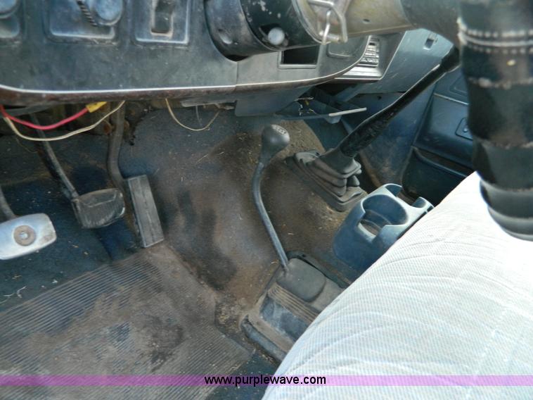 image for item D6033 1989 Ford F250 HD SuperCab flatbed truck