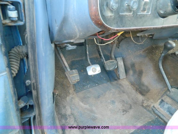 image for item D6033 1989 Ford F250 HD SuperCab flatbed truck