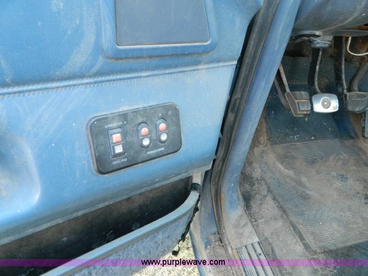 image for item D6033 1989 Ford F250 HD SuperCab flatbed truck