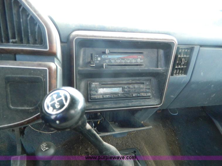 image for item D6033 1989 Ford F250 HD SuperCab flatbed truck