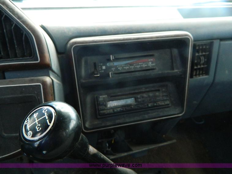 image for item D6033 1989 Ford F250 HD SuperCab flatbed truck