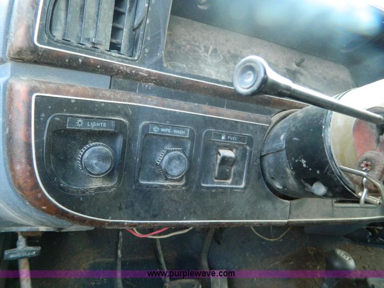 image for item D6033 1989 Ford F250 HD SuperCab flatbed truck