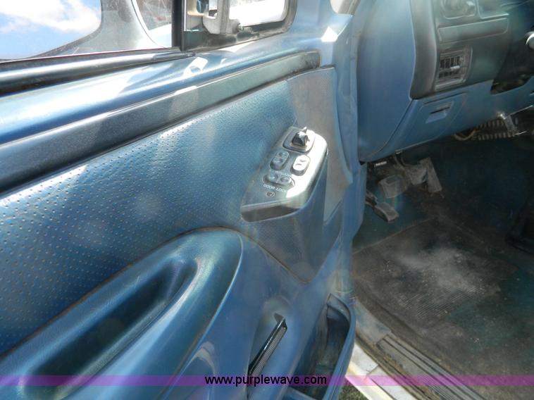 image for item D6034 1996 Ford F250 XL SuperCab flatbed truck