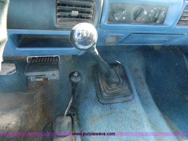 image for item D6034 1996 Ford F250 XL SuperCab flatbed truck