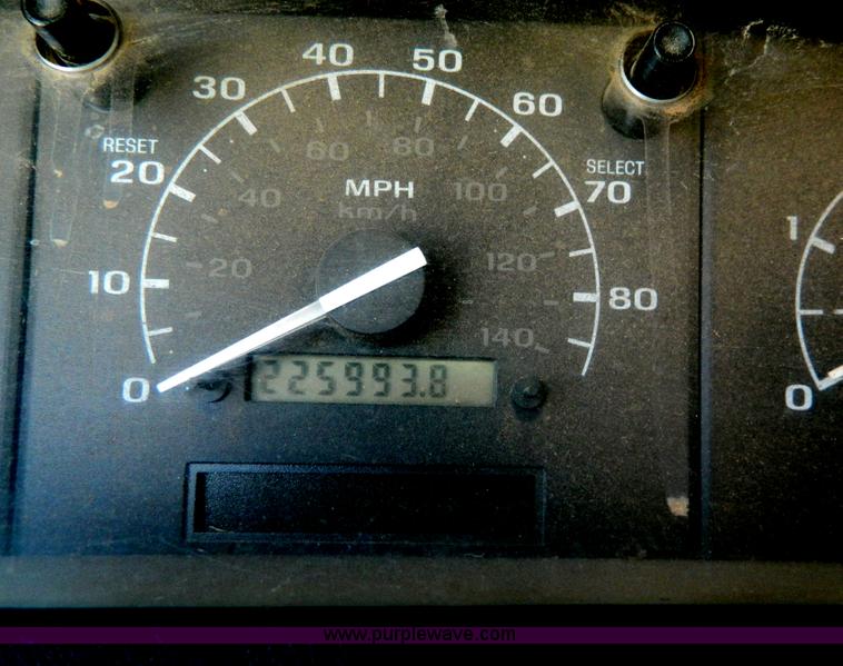 image for item D6034 1996 Ford F250 XL SuperCab flatbed truck