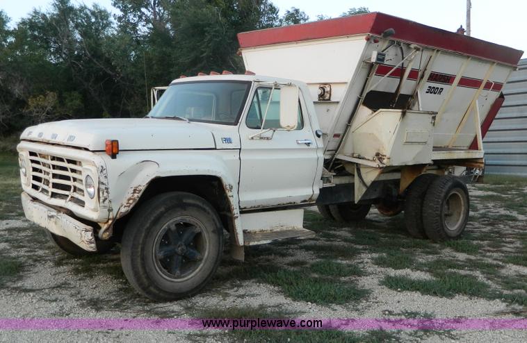 image for item D6062 1974 Ford F700 feed truck