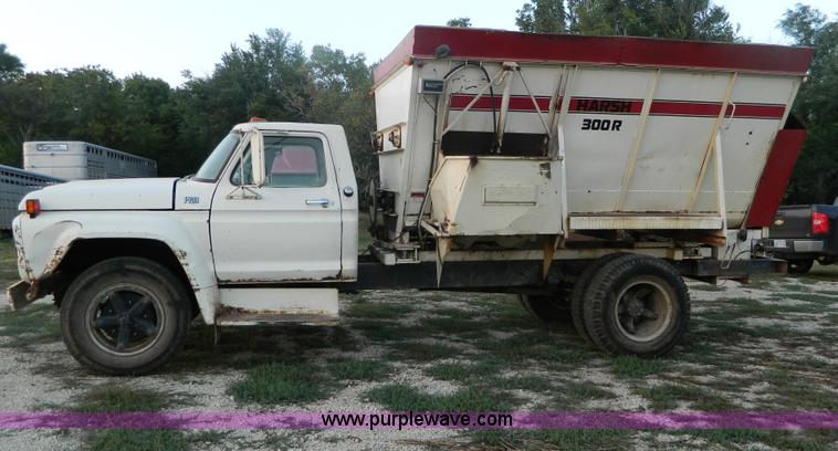 image for item D6062 1974 Ford F700 feed truck