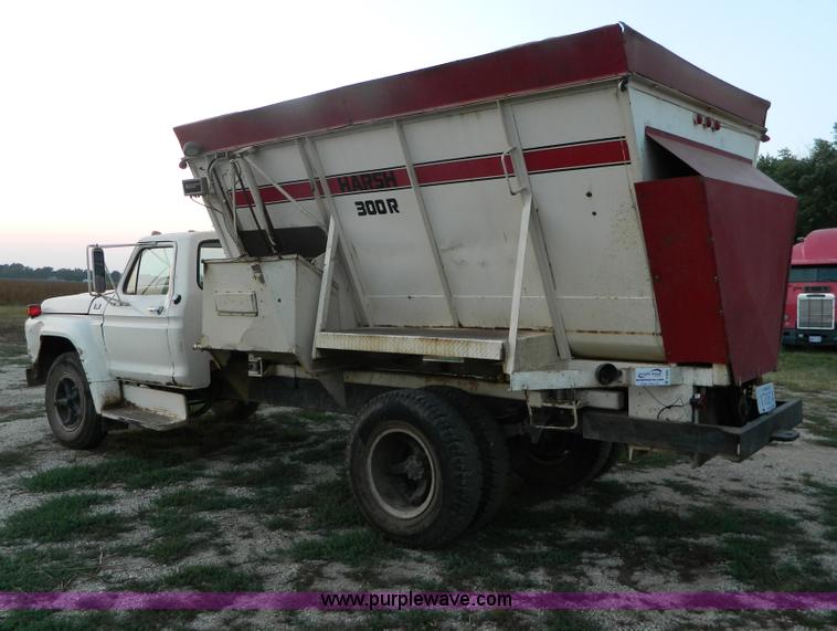 image for item D6062 1974 Ford F700 feed truck