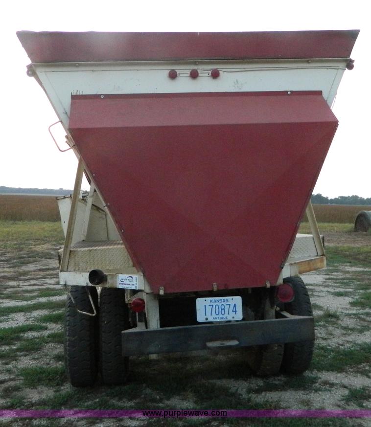 image for item D6062 1974 Ford F700 feed truck