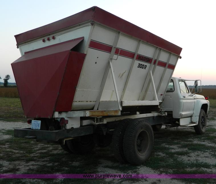 image for item D6062 1974 Ford F700 feed truck