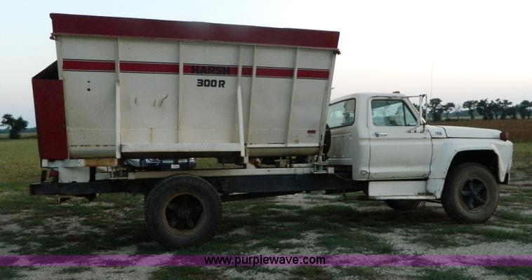 image for item D6062 1974 Ford F700 feed truck