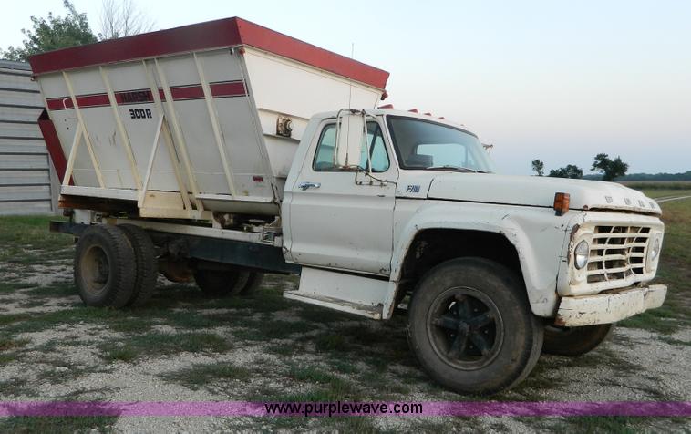 image for item D6062 1974 Ford F700 feed truck