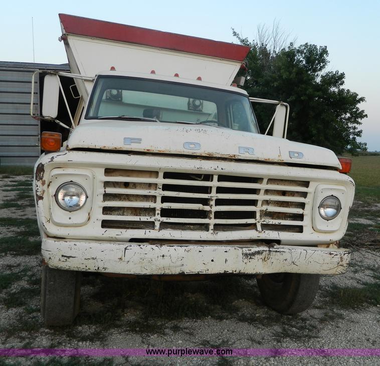 image for item D6062 1974 Ford F700 feed truck