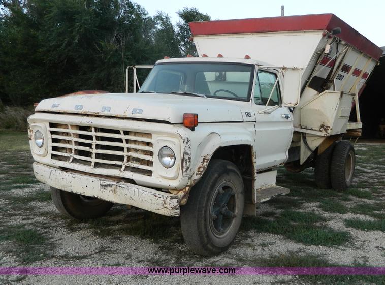 image for item D6062 1974 Ford F700 feed truck