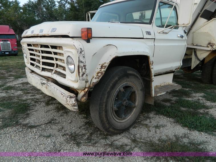 image for item D6062 1974 Ford F700 feed truck