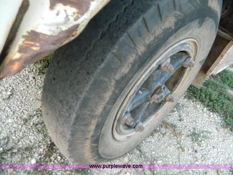 image for item D6062 1974 Ford F700 feed truck