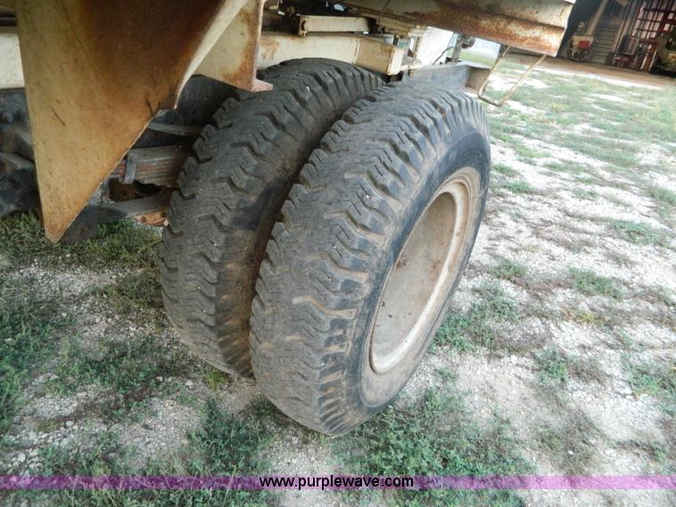 image for item D6062 1974 Ford F700 feed truck