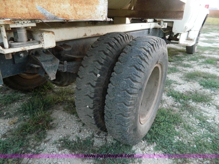 image for item D6062 1974 Ford F700 feed truck