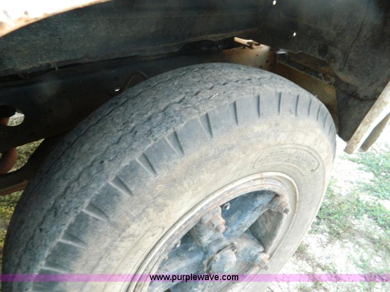 image for item D6062 1974 Ford F700 feed truck