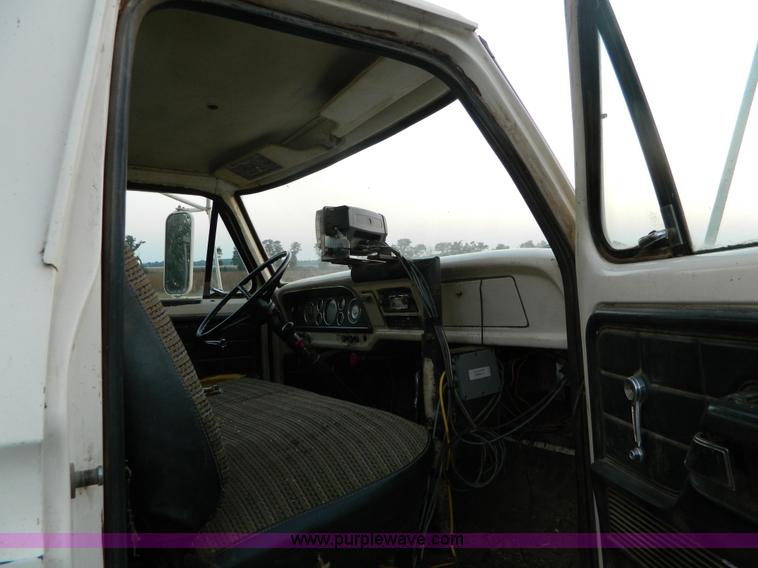 image for item D6062 1974 Ford F700 feed truck