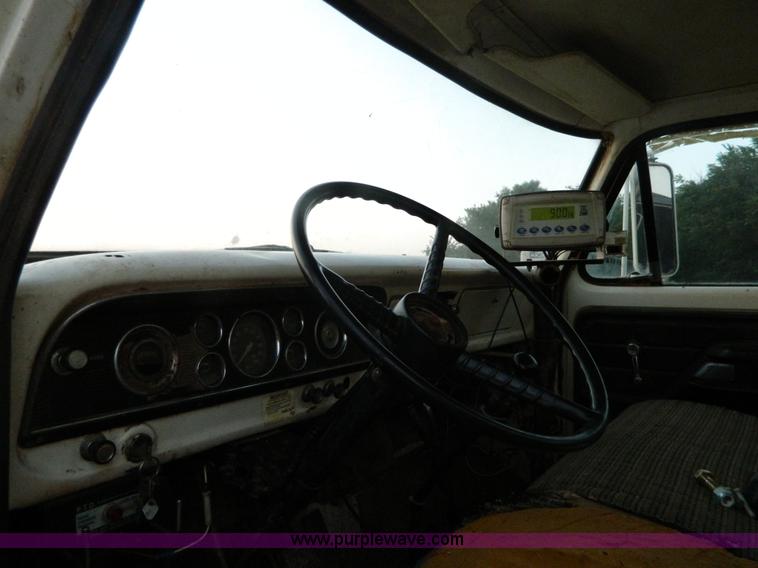 image for item D6062 1974 Ford F700 feed truck