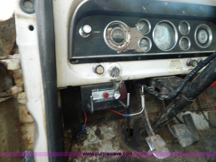 image for item D6062 1974 Ford F700 feed truck