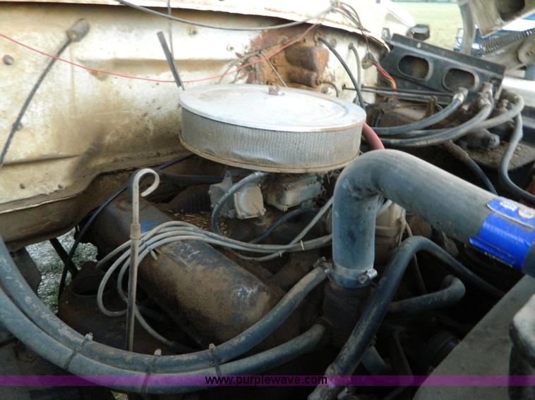 image for item D6062 1974 Ford F700 feed truck