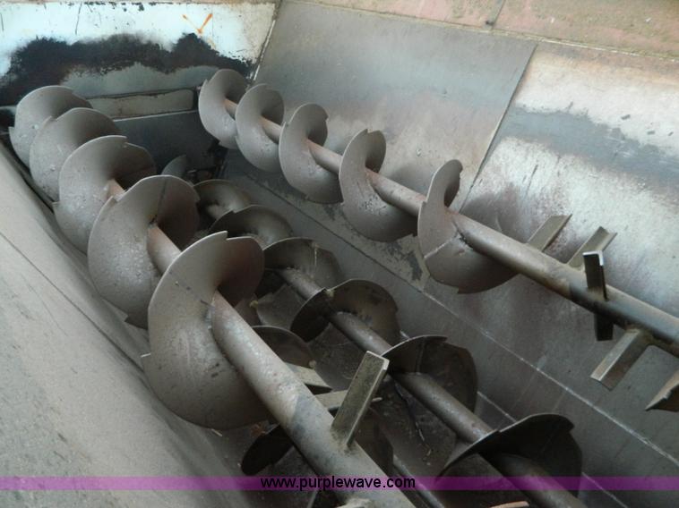 image for item D6062 1974 Ford F700 feed truck