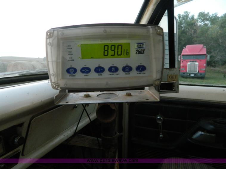 image for item D6062 1974 Ford F700 feed truck