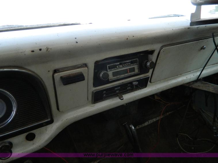 image for item D6062 1974 Ford F700 feed truck