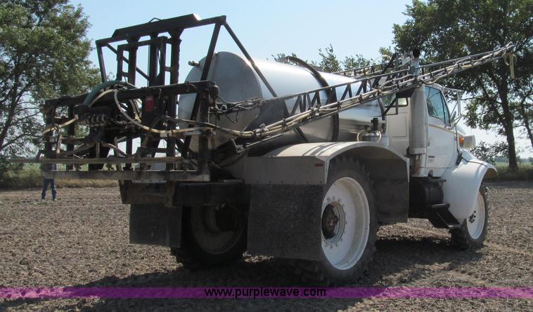 image for item G2103 1999 Sterling L8513 pre/post liquid fertilizer applicator sprayer