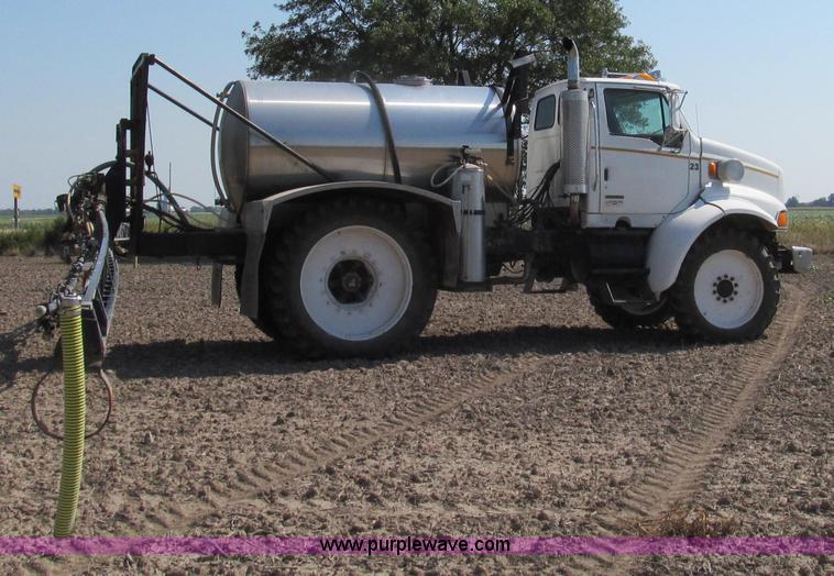 image for item G2103 1999 Sterling L8513 pre/post liquid fertilizer applicator sprayer
