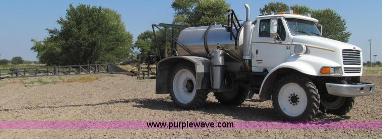 image for item G2103 1999 Sterling L8513 pre/post liquid fertilizer applicator sprayer