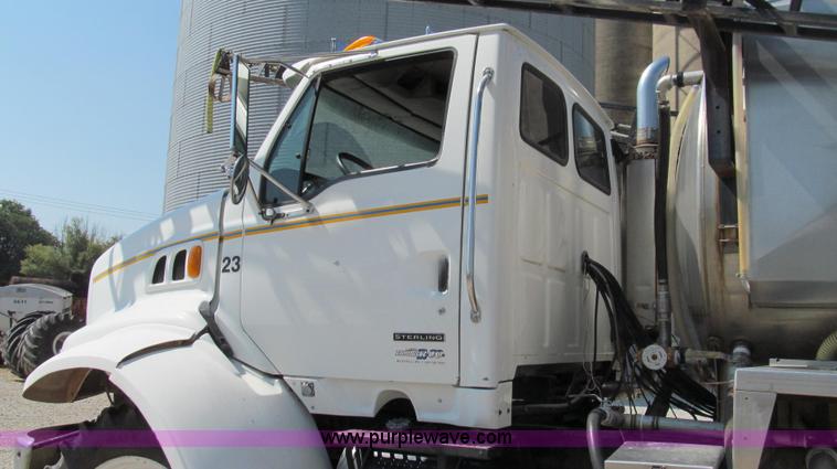 image for item G2103 1999 Sterling L8513 pre/post liquid fertilizer applicator sprayer